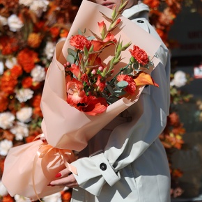 Букет "На закате дня" из гладиолусов, калл, гиперикума и диантусов в Ликино-Дулёво