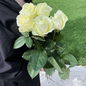 Букет из 5 белых роз (70 см) в Ликино-Дулёво