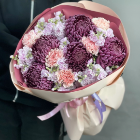 Букет "Софи" из хризантем Бигоуди, диантусов и ароматных маттиол в Ликино-Дулёво