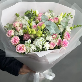 Букет "Особый случай " из ароматных маттиол, фрезий и кустовых роз в Ликино-Дулёво
