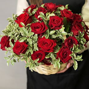 Композиция в корзине "Евгения" из 25 роз и питаспорума в Ликино-Дулёво