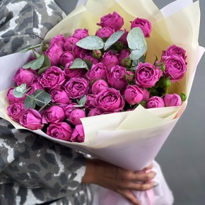 Букет "Малиновый бисквит" из кустовых и пионовидных роз и эвкалипта в Ликино-Дулёво