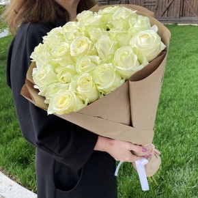 Букет из 25 белых роз в крафте (70 см) в Ликино-Дулёво