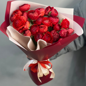 Букет из 21 красного ранункулюса в Ликино-Дулёво