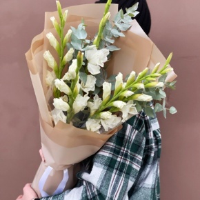 Букет из 5 белых гладиолусов и эвкалипта в Ликино-Дулёво