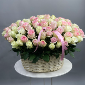 Композиция в корзине из 101 кенийской розы пастельный микс (40 см) в Ликино-Дулёво