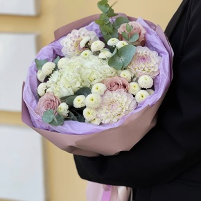 Букет "Динь" из георгин, хризантем сантини, эвкалипта, роз и гортензии в Ликино-Дулёво