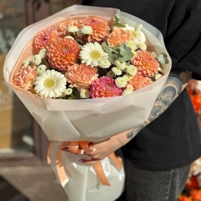 Букет "Персиковый латте" из георгин, диантусов, гербер и хризантем сантини в Ликино-Дулёво