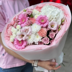 Букет "Розовые облака" из хризантемы, кустовых роз, диантусов, гортензии и эустом в Ликино-Дулёво