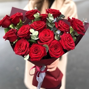 Букет 15 красных роз с эвкалиптом (50 см) в Ликино-Дулёво