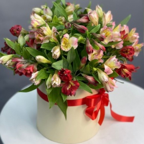 Композиция в шляпной коробке из 21 альстромерии в Ликино-Дулёво