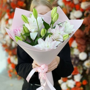 Букет из 3 пионовидных лилий в Ликино-Дулёво