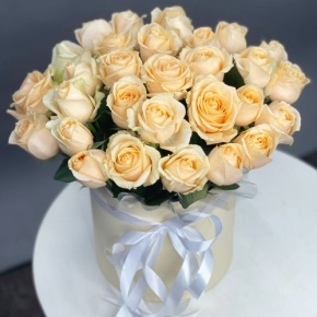 Композиция в шляпной коробке из 35 кремовых кенийских роз в Ликино-Дулёво