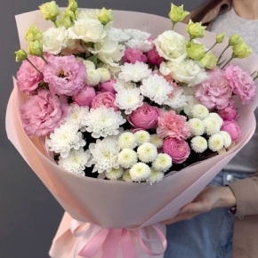 Букет "Задыхаюсь от нежности" из хризантемы, кустовых пионовидных роз, диантусов и эустом в Ликино-Дулёво