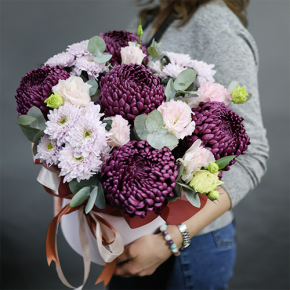 Композиция в шляпной коробке "Наденька" из хризантем Бигоуди, эустом и эвкалипта в Ликино-Дулёво