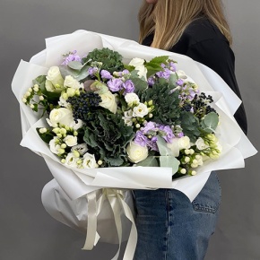 Букет "Ночное рандеву" из брассики, ягод вибирнума, роз, эустом, ароматных маттиол и гиперикума в Ликино-Дулёво