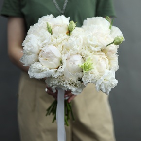 Свадебный букет из пионов и эустом в Ликино-Дулёво