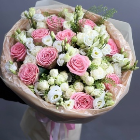 Букет "Пудровая мечта" из роз и эустом в Ликино-Дулёво