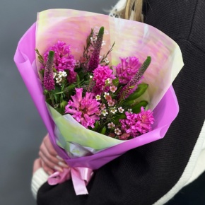 Букет "Вспышка" из гиацинтов, хамелациума и вероники в Ликино-Дулёво