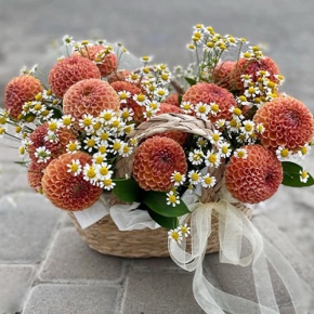 Композиция в сумке "Персиковый чиз" из георгин и ромашек в Ликино-Дулёво