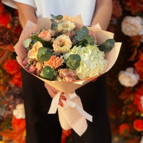 Букет "Сливочный крем" из гортензии, пионовидных роз, диантусов и серрурии в Ликино-Дулёво