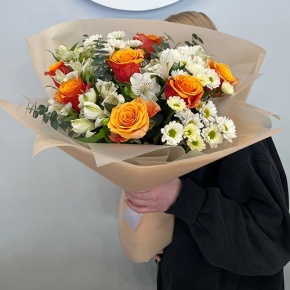 Букет "Апельсин" из роз и хризантем сантини в Ликино-Дулёво