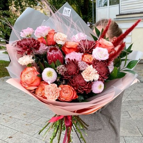 Букет "Каркаде" из хризантем Бигоуди и Момоко, роз Эквадор Кахала, озатамнуса,  эустом, протеи, и диантусов в Ликино-Дулёво