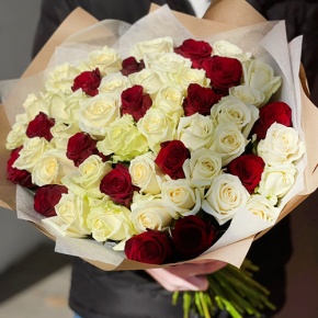 Букет 51 белая и красная роза (50 см) в Ликино-Дулёво