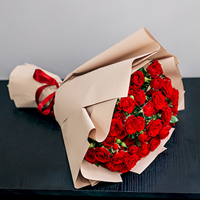 Букет 15 кустовых красных роз в Ликино-Дулёво