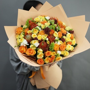 Букет "Осенние грёзы" из лейко, роз, фрезий, скиммии, молюцеллы и лейко в Ликино-Дулёво