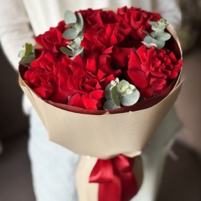 Букет "Красная пантера" из 7 роз Эквадор и эвкалипта в Ликино-Дулёво
