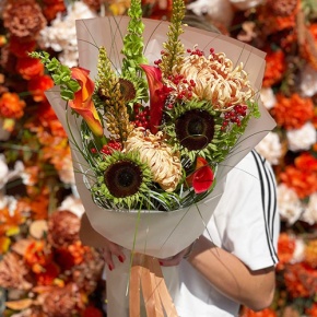 Букет "Фиеста" из подсолнуха экзотик, калины, хризантем Виена, калл, моллюцелл и эремуруса в Ликино-Дулёво