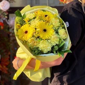 Букет "Солнечная пора" из гербер, альстромерий, скиммии и диантусов в Ликино-Дулёво