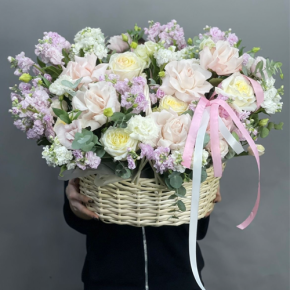 Композиция в корзине из роз Эквадор и ароматных маттиол в Ликино-Дулёво