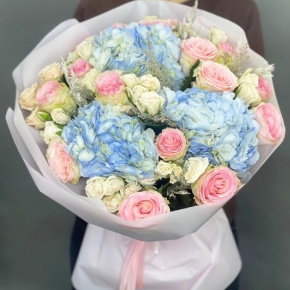 Букет "Легкий ветерок" из роз, конифера и гортензий в Ликино-Дулёво