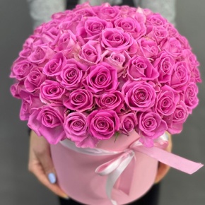 Композиция в шляпной коробке из 71 кенийской розы в Ликино-Дулёво