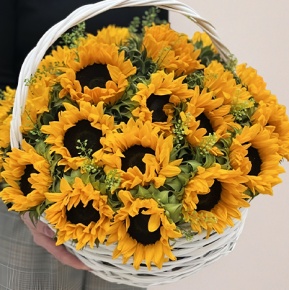 Композиция в корзине из 29 подсолнухов в Ликино-Дулёво