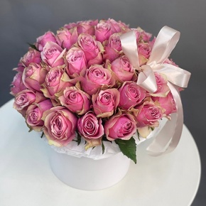 Композиция в шляпной коробке из 43 роз в Ликино-Дулёво