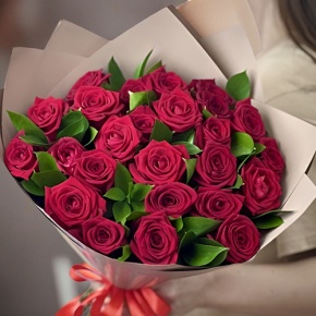 Букет из 25 красных роз и рускуса (50 см) в Ликино-Дулёво