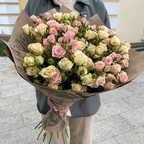 Букет из 19 кустовых роз в крафте (60 см) в Ликино-Дулёво