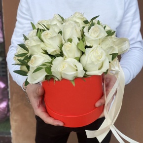 Композиция в шляпной коробке из 25 белых роз в Ликино-Дулёво