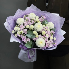 Букет "Ванила" из хризантем сантини, Момоко, эвкалипта и ароматных маттиол в Ликино-Дулёво