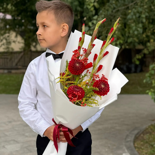 Букет на 1 сентября с красными гладиолусами, георгинами и калиной в Ликино-Дулёво