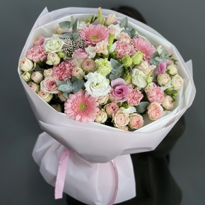 Букет "Я с тобой" из роз, эвкалипта, гербер, ароматных фрезий, озатамнуса, эустом и диантусов в Ликино-Дулёво