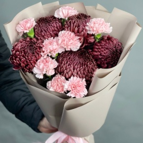 Букет из хризантем Бигоуди и розовых диантусов в Ликино-Дулёво