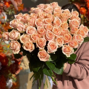Букет из 51 персиковой розы (60 см) в Ликино-Дулёво