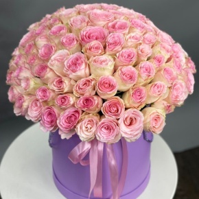 Композиция в шляпной коробке из 151 розы кения в Ликино-Дулёво