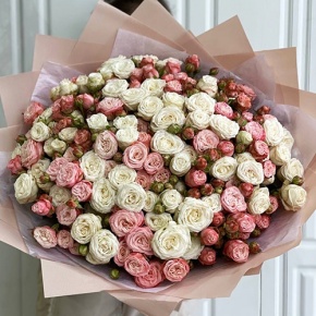Букет из 35 кустовой пионовидной розы Бомбастик микс в Ликино-Дулёво