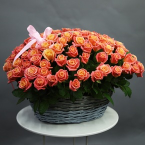 Композиция в корзине из 101 розы Мисс Пигги (50 см) в Ликино-Дулёво