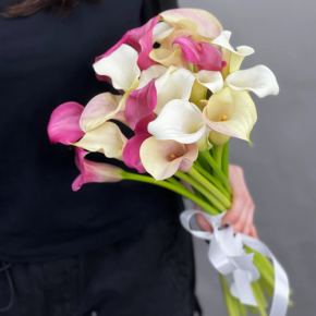 Букет из 21 каллы микс в Ликино-Дулёво